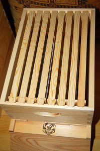 Assembled hive body with 8 hanging frames